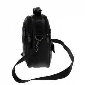 Мужская сумка Mee из мягкой натуральной кожи с ремнем через плечо чёрного цвета.