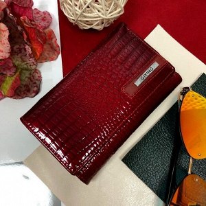 Элитный кошелек Qeel из лаковой натуральной кожи рубинового цвета.