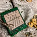 Свеча восковая зеленая Кубик с травами &quot;Денежное благополучие&quot;