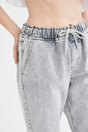 Потертые джинсы-джоггеры с завязками на талии