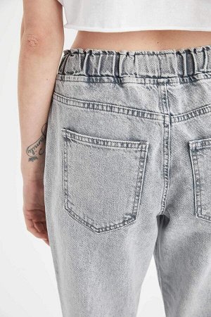 Потертые джинсы-джоггеры с завязками на талии
