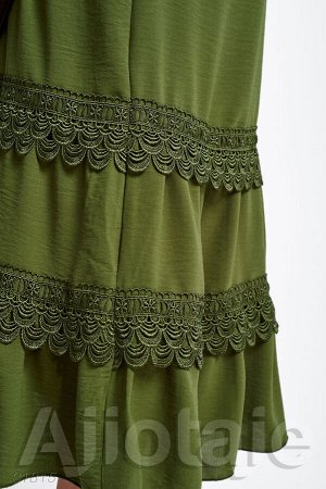 Платье цвета хаки с кружевными вставками