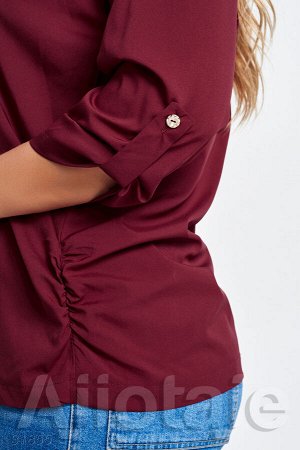 Бордовая блузка с подвеской