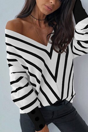 Бело-черный пуловер-свитер с глубоким V-образным вырезом и полосками и декоративными пуговицами на рукавах