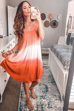 Оранжевое струящееся платье без рукавов с красочным принтом омбре