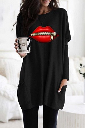 Черный длинный пуловер-свитшот с карманами и принтом "губы на молнии"