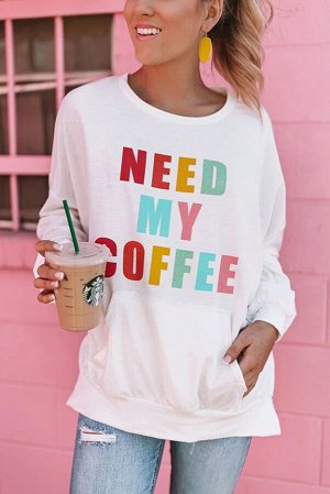 Белый свитшот-пуловер с карманом-кенгуру и надписью: Need My Coffee Pocketed