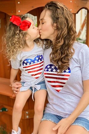 Серая свободная футболка с сердечком из пайеток в цветах американского флага