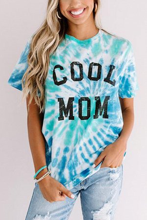 Голубая свободная футболка с красочным принтом и надписью: COOL MOM