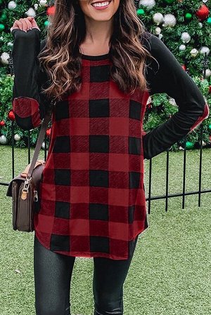 Красно-черный клетчатый пуловер с заплатками на локтях