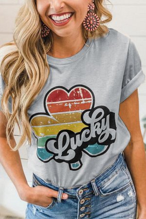 Серая футболка с разноцветным принтом клевер и надписью: Lucky