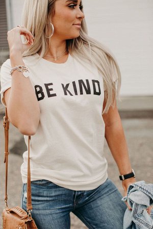 Белая футболка с надписью: Be Kind