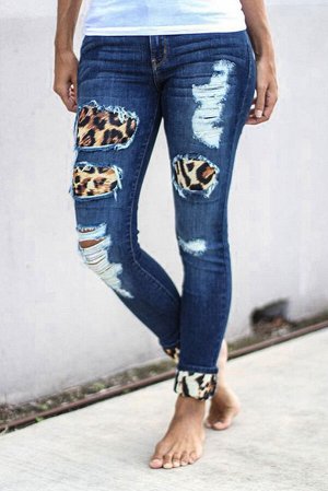 Синие рваные джинсы с заплатками и леопардовыми вставками