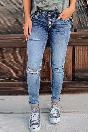 Голубые потертые джинсы с разрезами на коленях