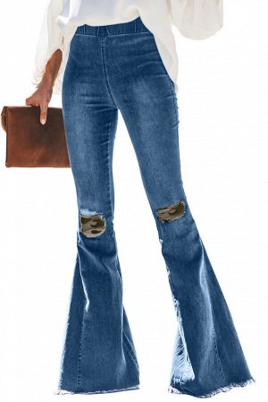 Синие расклешенные джинсы с камуфляжными заплатками в стиле пэчворк