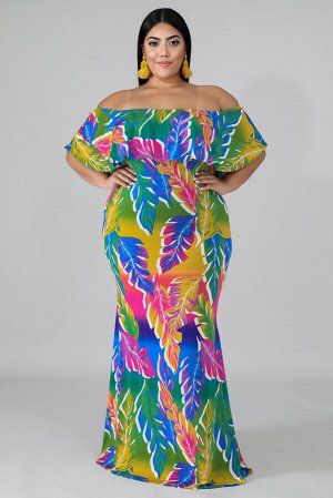 Разноцветное платье-русалка с воланом на открытых плечах и ярким тропическим принтом