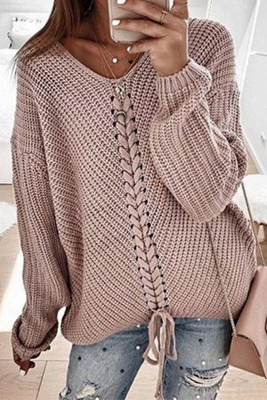 Розовый вязаный свитер со шнуровкой и V-образным вырезом