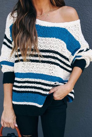 Белый свитер с открытым плечом в черно-синюю полоску