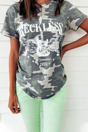 Зеленая камуфляжная футболка с принтом гитара и надписью: RECKLESS