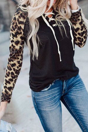 Черная блуза с леопардовыми рукавами и вырезом на шнуровке