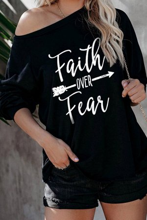 Черная блуза с открытым плечом и надписью: Faith Over Fear