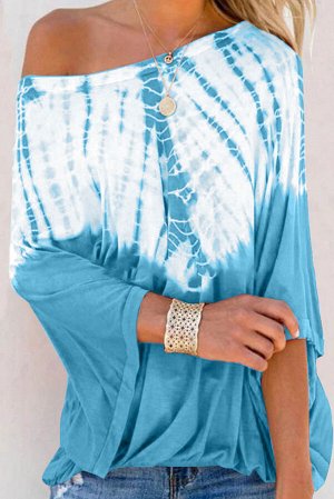 Голубая свободная блузка с белым принтом и асимметричным вырезом