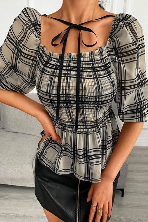 Серая блуза с короткими рукавами и квадратным вырезом в шотландскую клетку с завязкой на шее