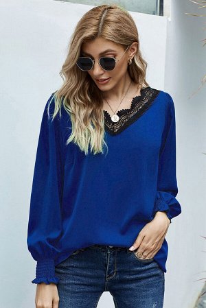 Синяя блуза с V-образным вырезом с кружевной отделкой в стиле пэчворк