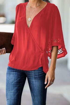 Красная блузка с запахом и кружевными мережками на рукавах