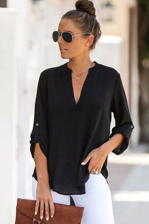 Черная блузка с V-образным вырезом и закатанными рукавами