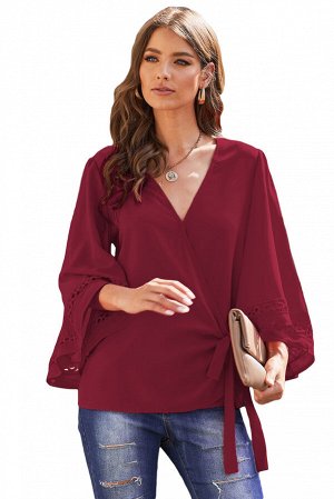 Бордовая блузка с запахом и кружевными мережками на рукавах