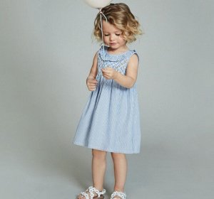 Детское платье в тонкую вертикальныю полосочку, цвет голубой