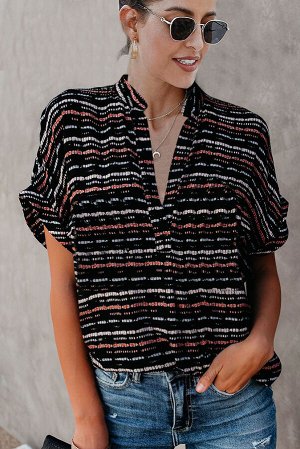 Черная рубашка с короткими рукавами и карманами в разноцветную полоску