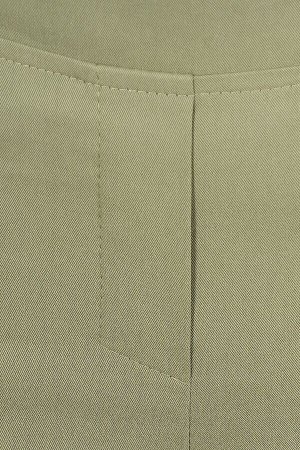 Брюки 1413 Цвет - зелёный. Ткань - хлопок. Состав - 95% хлопок, 5% эластан.  Стильные укороченные брюки, зауженные книзу, с заниженной линией сидения. Удобно одеваются, поскольку не имеют застежки, а 