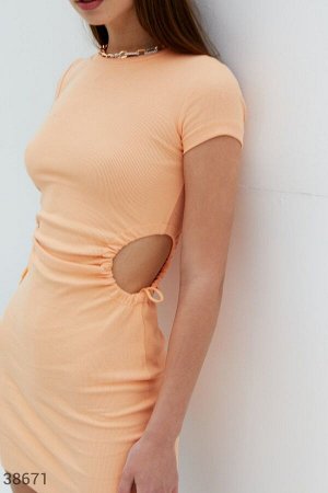 Персиковое платье из трикотажа в рубчик