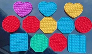 Pop it Понравится как взрослым, так и детям. Игрушка снимает стресс и напряжение после напряженного дня, достаточно просто начать хлопать многоразовые пузырьки.
Пожелания по цвету и форме указываем в 