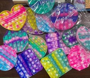 Pop it Pop it может помочь вам снять стресс и беспокойство, либо же просто хлопайте пузырьки, чтобы скоротать время.
Пожелания по цвету и форме указываем в примечании, постараемся учесть.