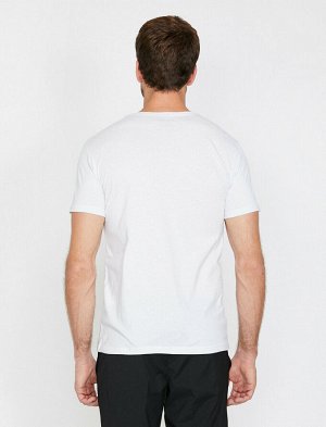 футболка Материал: %100 Хлопок Параметры модели: рост: 188 cm, грудь: 99, талия: 85, бедра: 100 Надет размер: M