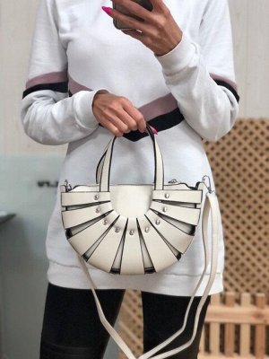 Элегантная сумочка Sanremo с ремнем через плечо из матовой эко-кожи молочного цвета.