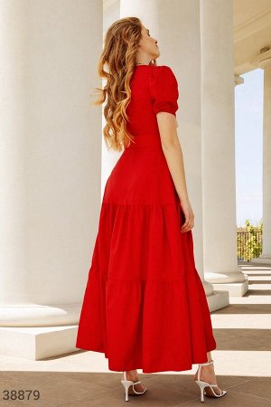 Красное платье с объемной юбкой