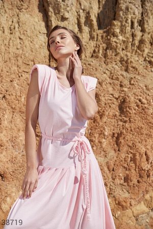 Розовое платье с плиссировкой