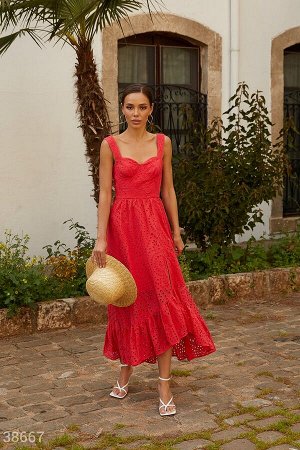Красное платье с ажурной вышивкой