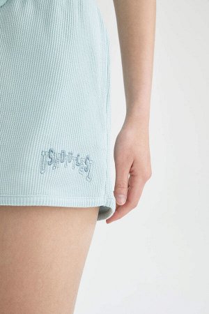 Вафельные мини-шорты с вышивкой Cool и поясом на талии
