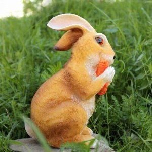 Скульптура-фигура для сада из полистоуна "Заяц с морковкой р