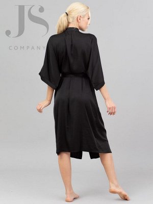 Джулия Элегантный длинный женский халат на запах, выполненный из искусственного шелка. У модели рукава 3/4 и комплектный пояс.

Состав:
Полиэстер 95%, Эластан 5%
