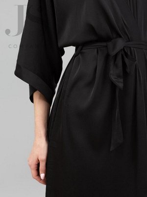 Джулия Элегантный длинный женский халат на запах, выполненный из искусственного шелка. У модели рукава 3/4 и комплектный пояс.

Состав:
Полиэстер 95%, Эластан 5%
