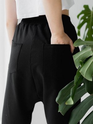 Брюки Описание и параметры
Дизайнерские брюки свободного силуэта из футера черного цвета . Заниженная линия сидения, в боковых швах и сзади - удобные карманы. Спереди брюки отделаны рельефами. Пояс на