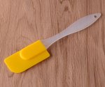 Силиконовая лопатка с узким ложем, цвет желтый