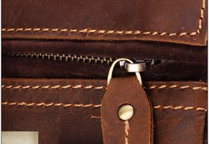 Sargyn Многофункциональная  мужская сумка из плотной натуральной кожи, с вместительным отделением закрытым на молнию. Есть дополнительная ручка. Впереди карман на клапане с пряжкой. Плотное дно. Внутр
