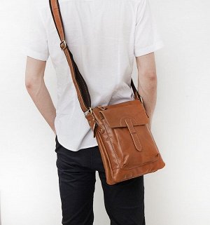 Bayar Многофункциональная мужская сумка из натуральной кожи с элегантной отстрочкой и вместительным отделением закрытым на молнию. Впереди объемный карман с клапаном и планкой. Имеется несколько отдел